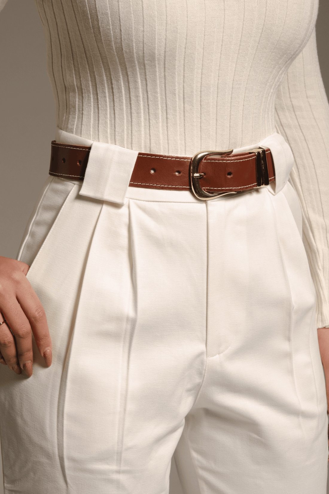 Calça Alfaiataria Algodão Off com cinto marrom, elegância e conforto para qualquer ocasião.