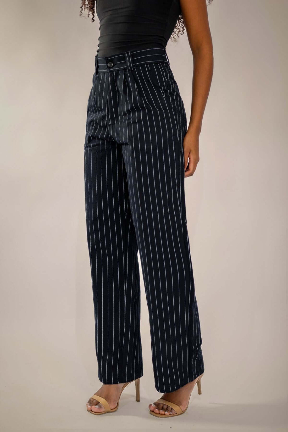 Calça de alfaiataria para corpos reais com listras verticais, vestindo bem em diferentes silhuetas.