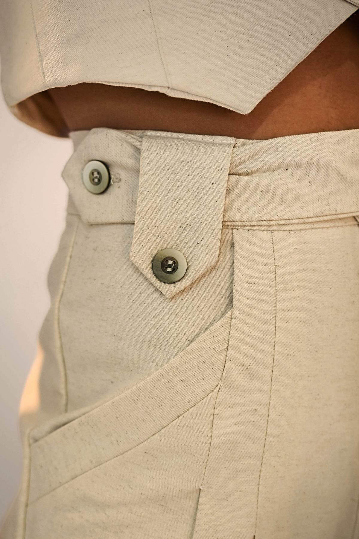 Detalhe da alfaiataria online, mostrando os botões e costuras que ajudam a acertar o tamanho alfaiataria online.