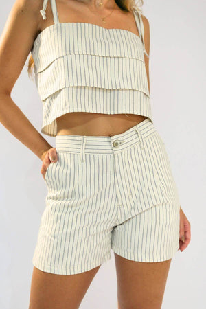 Conjunto casual listrado em algodão com top cropped e short de alfaiataria.