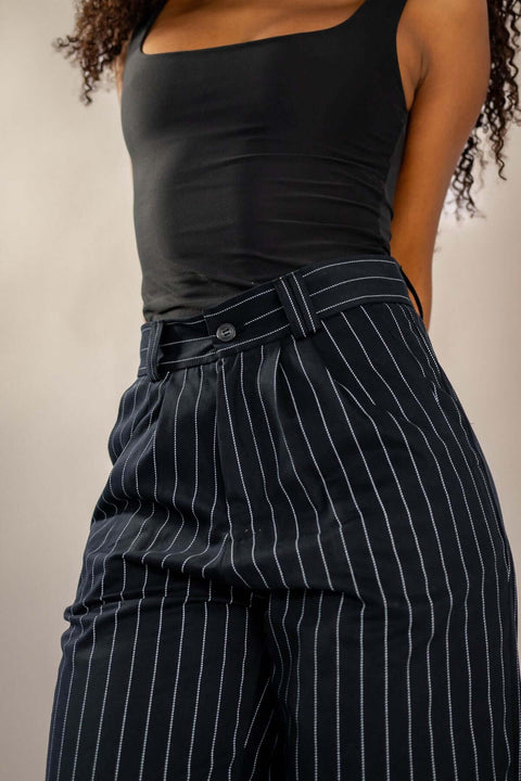 Calça Alfaiataria Algodão Risca de Giz com caimento perfeito e riscas sutis, ideal para um estilo atemporal.