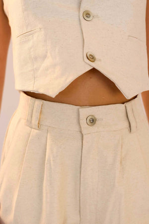 Calça Alfaiataria Algodão Linho com cropped e botões, tecido leve e sofisticado, look moderno e confortável.