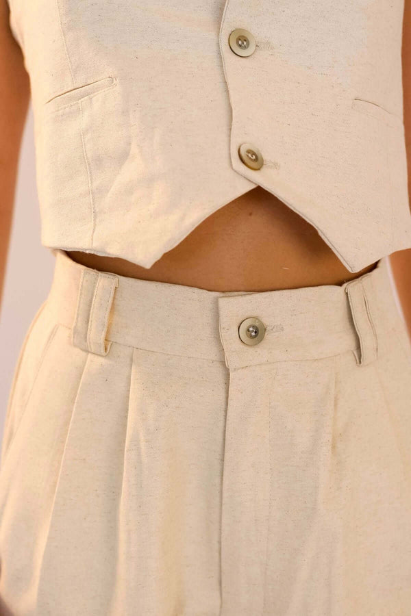 Calça Alfaiataria Algodão Linho com cropped e botões, tecido leve e sofisticado, look moderno e confortável.