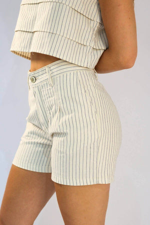 Conjunto casual listrado em algodão: top cropped e shorts de alfaiataria em estilo moderno.