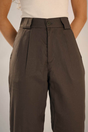 Calça Alfaiataria Algodão Cinza com pregas e botão frontal, perfeita para um visual sofisticado e elegante.