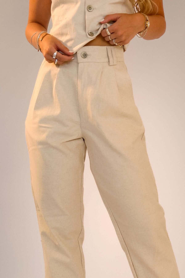 Calça Alfaiataria Algodão Linho feminina em tecido premium com caimento impecável e leve textura natural.