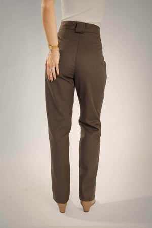 Calça Alfaiataria Algodão Cinza vista traseira com detalhe de alta cintura e ajuste elegante.