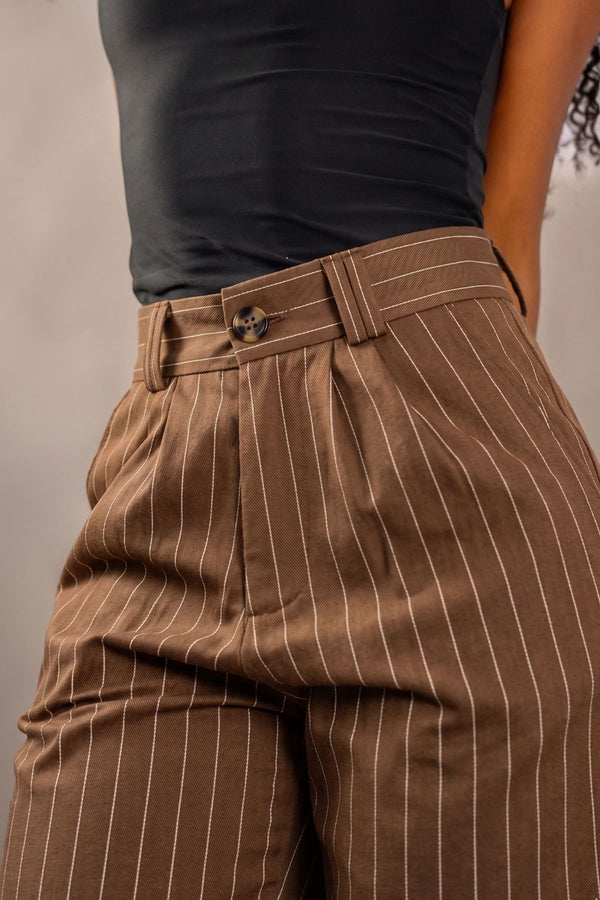 Calça Alfaiataria Algodão Risca de Giz Marrom