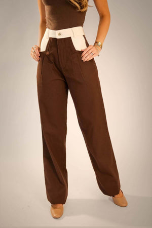 Calça alfaiataria marrom com recorte no bolso diagonal, confeccionada em 100% algodão, ideal para qualquer ocasião.