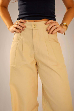 Calça Alfaiataria Reta Bege exibindo recorte no bolso diagonal em tecido 100% algodão, ideal para diversas ocasiões.