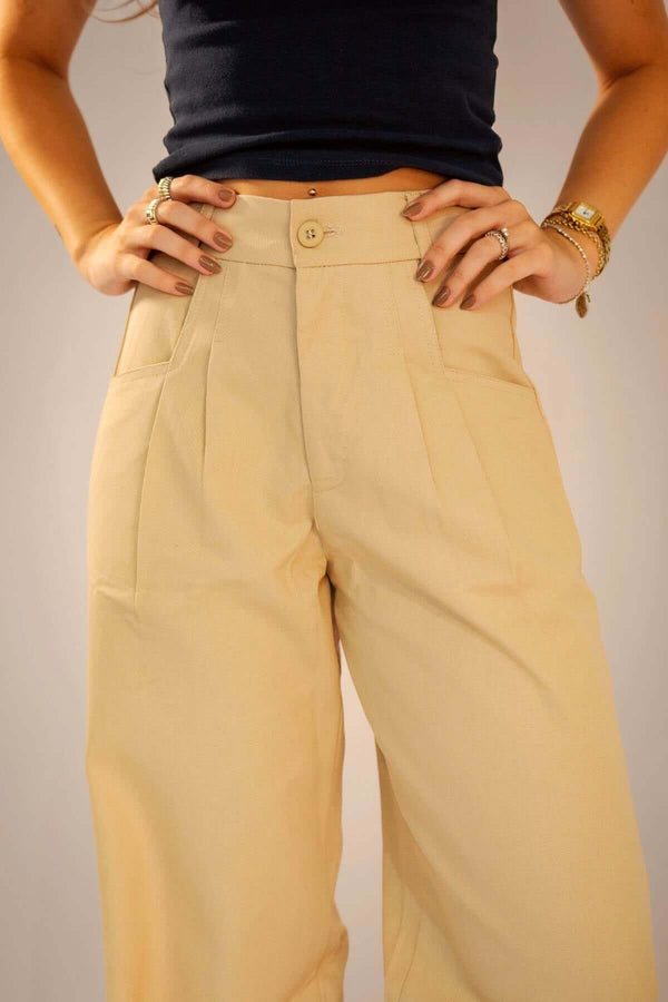 Calça Alfaiataria Reta Bege exibindo recorte no bolso diagonal em tecido 100% algodão, ideal para diversas ocasiões.