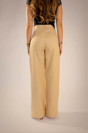 Calça Alfaiataria Reta Bege vista de trás, confeccionada em 100% algodão, com caimento perfeito.