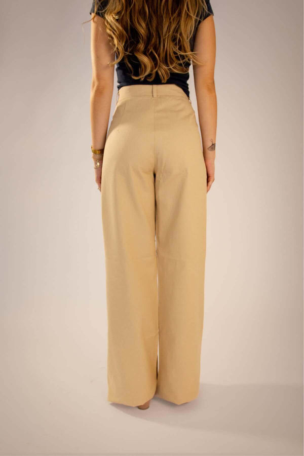 Calça Alfaiataria Reta Bege vista de trás, confeccionada em 100% algodão, com caimento perfeito.