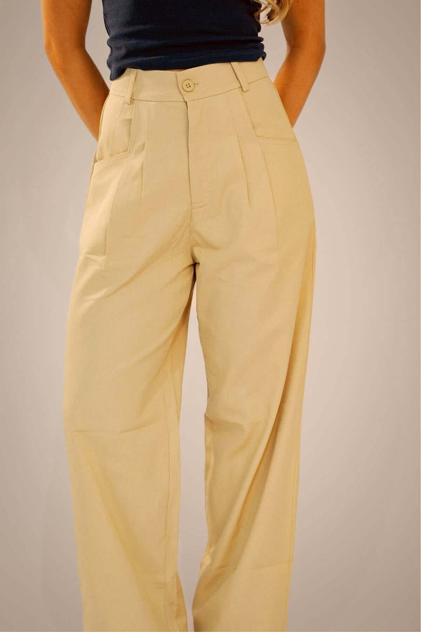 Calça Alfaiataria Reta Bege com recorte no bolso diagonal, confeccionada em tecido 100% algodão.