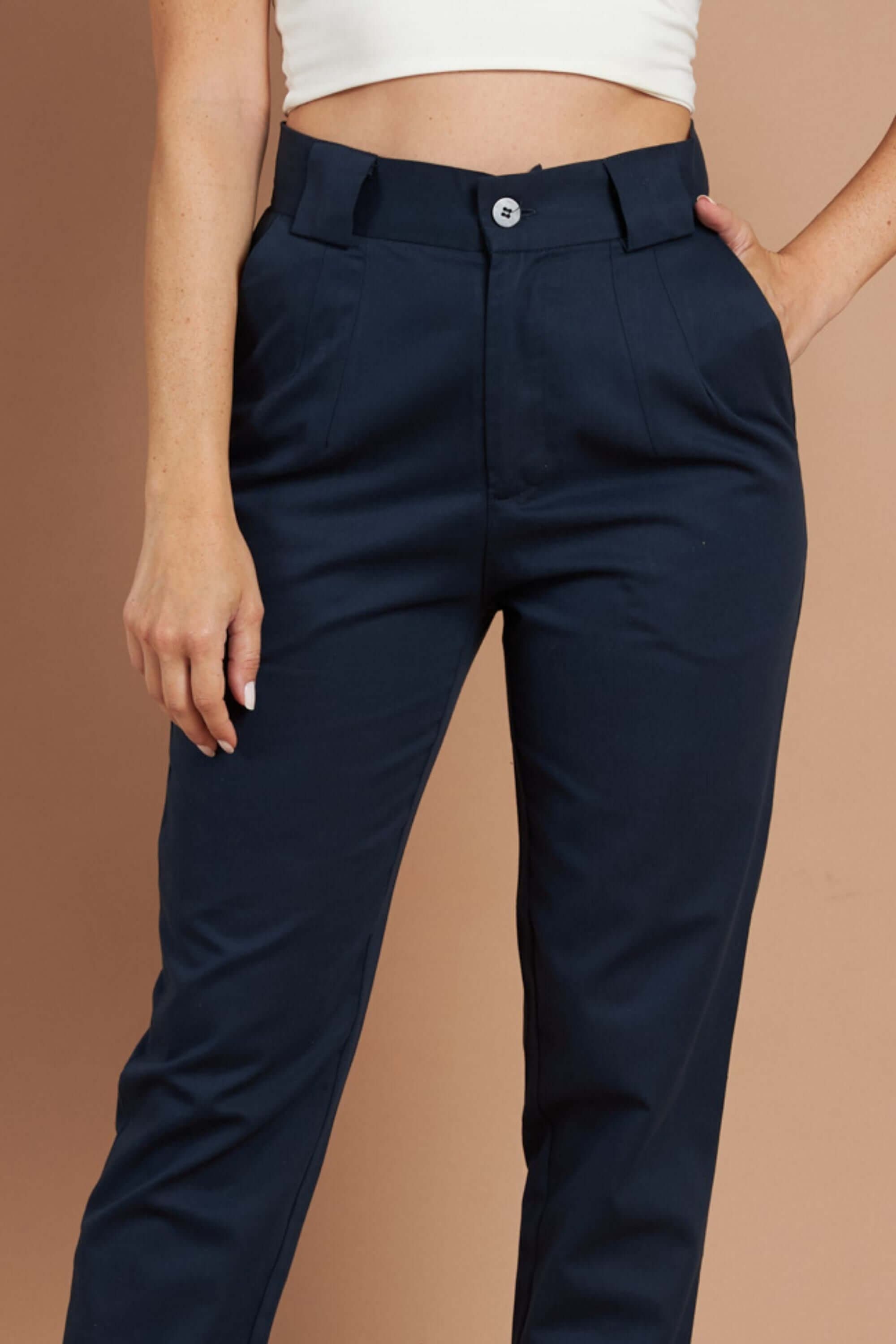 Calça Alfaiataria Algodão Azul Petróleo com botão e bolsos, ideal para conforto e estilo durante todo o ano.