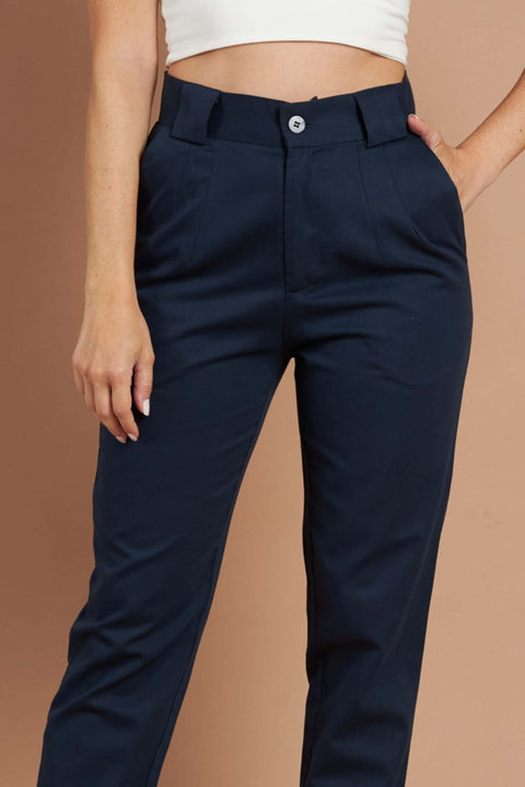 Calça Alfaiataria Algodão Azul Petróleo com botão e bolsos, ideal para conforto e estilo durante todo o ano.
