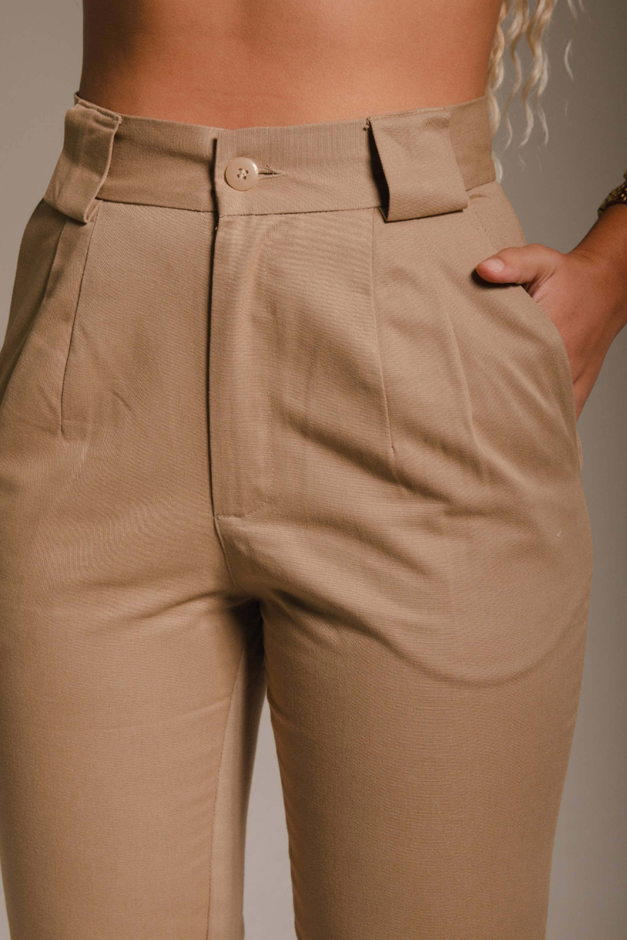 Calça Alfaiataria Algodão Avelã com design exclusivo, 100% algodão, toque macio e caimento impecável.