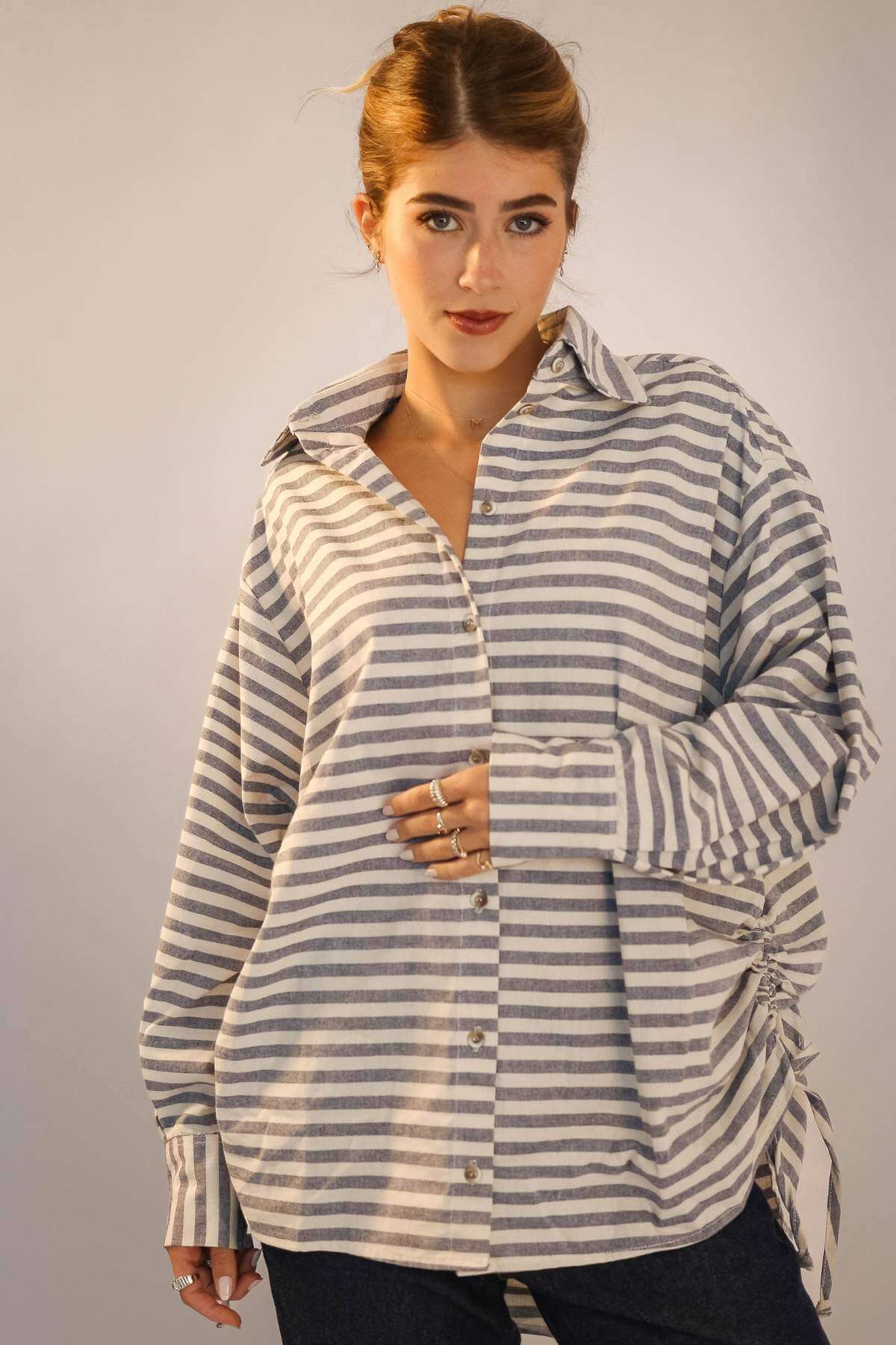 Camisa Oversized Listrada Azul em modelo amplo, ideal para looks modernos e versáteis, feita em 100% algodão.