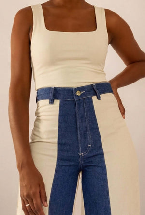 Calca Bicolor Jeans com off white, com recortes azuis e off white, destacando design moderno e elegante.