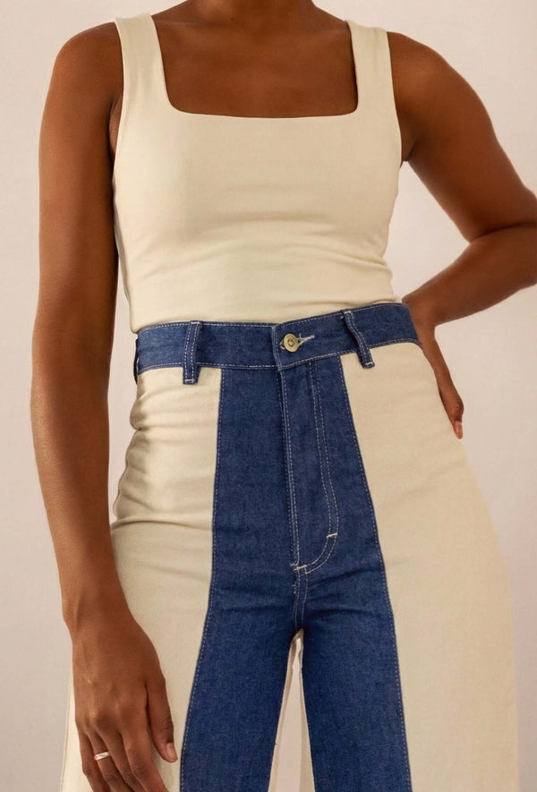 Calca Bicolor Jeans com off white, com recortes azuis e off white, destacando design moderno e elegante.