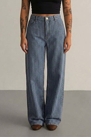 Calça jeans listrada 100% algodão com listras verticais em off-white e caimento amplo.