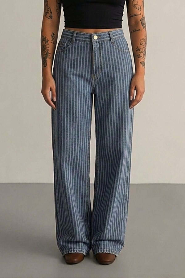 Calça jeans listrada 100% algodão com listras verticais em off-white e caimento amplo.