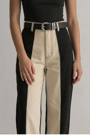 PRÉ VENDA - Calça Bicolor Off com Preto, destacando o contraste elegante entre as cores.