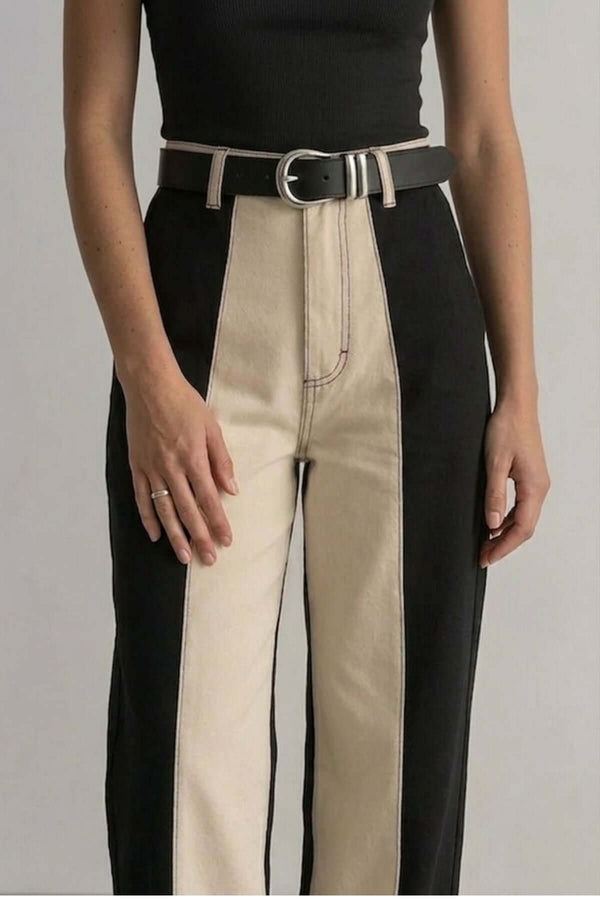 PRÉ VENDA - Calça Bicolor Off com Preto, destacando o contraste elegante entre as cores.