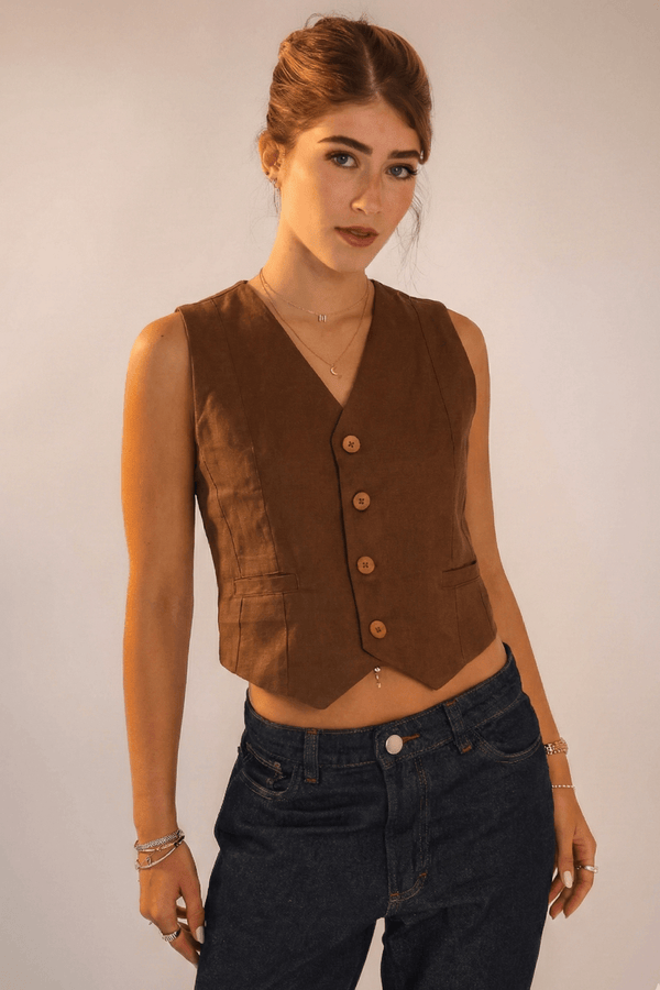 Colete Alfaiataria Algodão Marrom em modelo feminino, com botões e design elegante, em tom marrom.